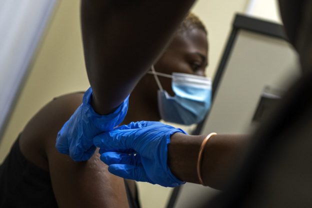 South Africa Plans to Vaccinate 200,000 People Daily