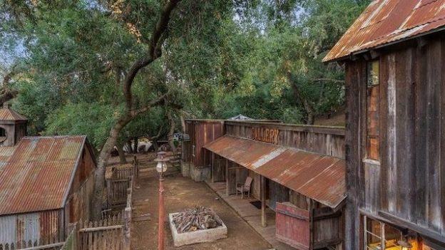 $1.5M Rustic Ranch in Southern California Is Handcrafted From Reclaimed Materials