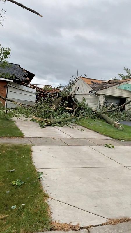 Thunderstorms batter Chicago area, leave thousands in the dark