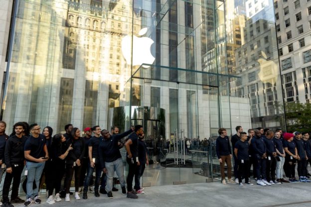 Covid News: Apple Store and Office Reopening Delayed – Bloomberg