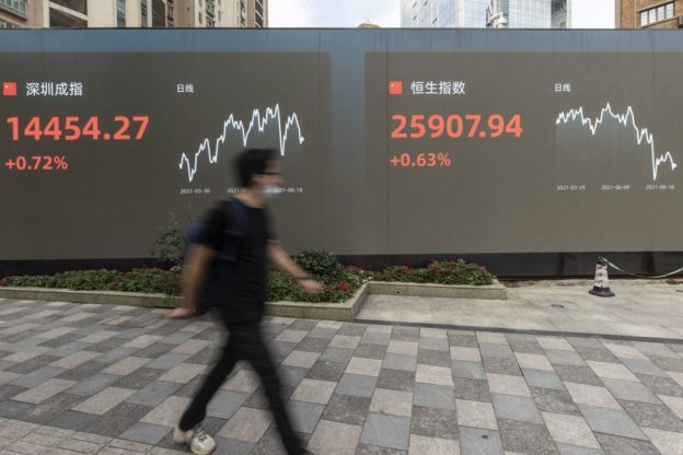 Chinese Tech Shares Slip, Snapping Three-Day Rally; Liquor Falls – Bloomberg