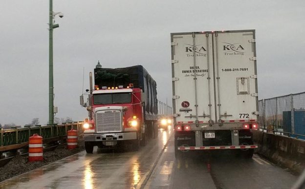 Canadian vaccine mandate to lead to inflation, empty shelves, trucking executives say