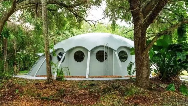 Once a Yaca Dome, This Home Has Been Transformed Into UFO Dome