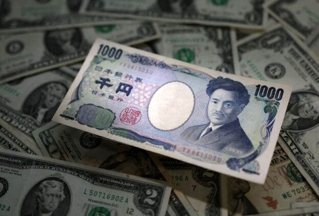 Safe-haven yen regains footing as caution builds over bank contagion