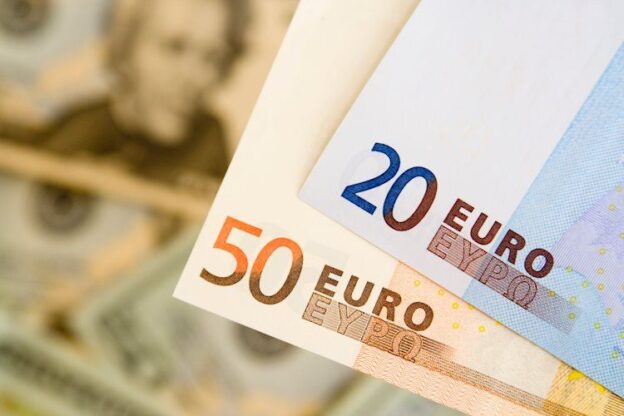 EUR/USD holds steady around 1.0980 as upbeat US PMIs ease recession fears
