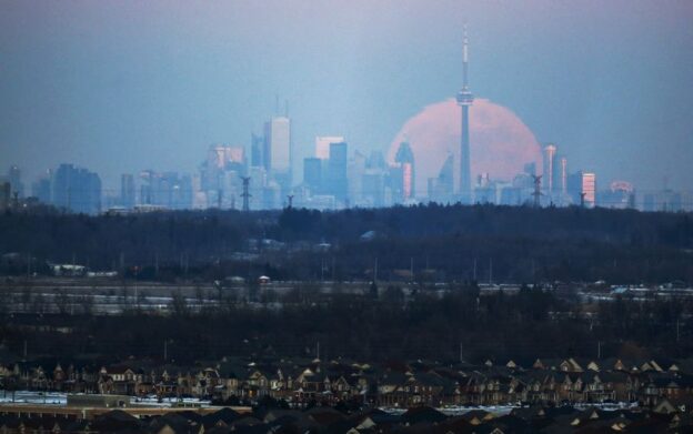 Canadian banks see dip in 30 year-plus mortgages, but risks remain