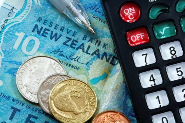 NZD/USD hovers around 0.6200 after RBNZ interest rate decision