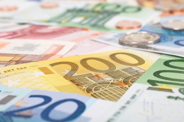 EUR/USD dips as German inflation falls, ECB rate cut looms