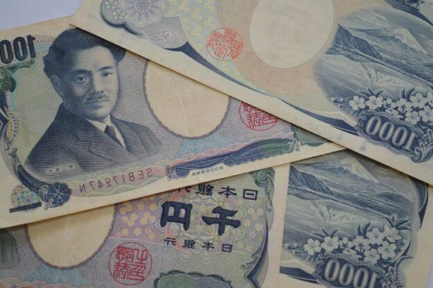 USD/JPY retreats to 156.50 after reaching multi-month highs on softer US PCE data