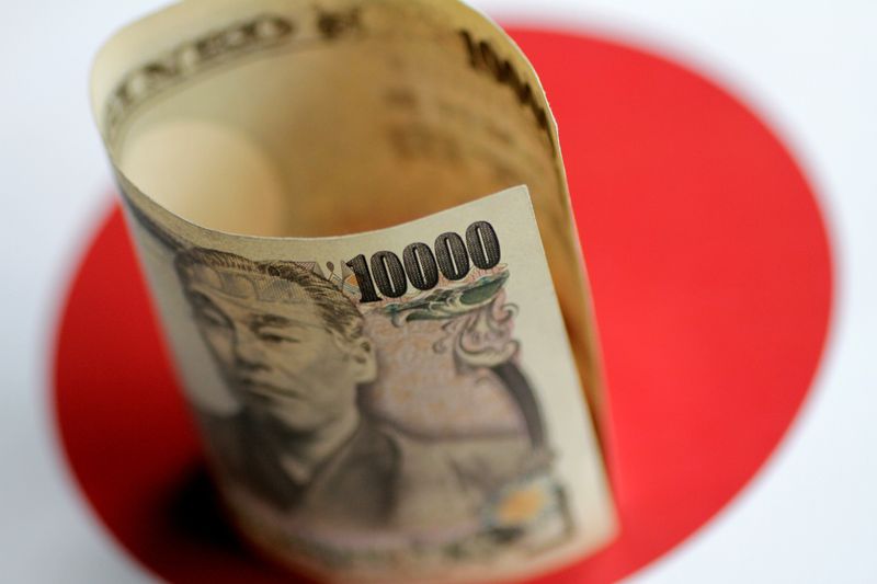 Yen set for best January in seven years as rate paths diverge