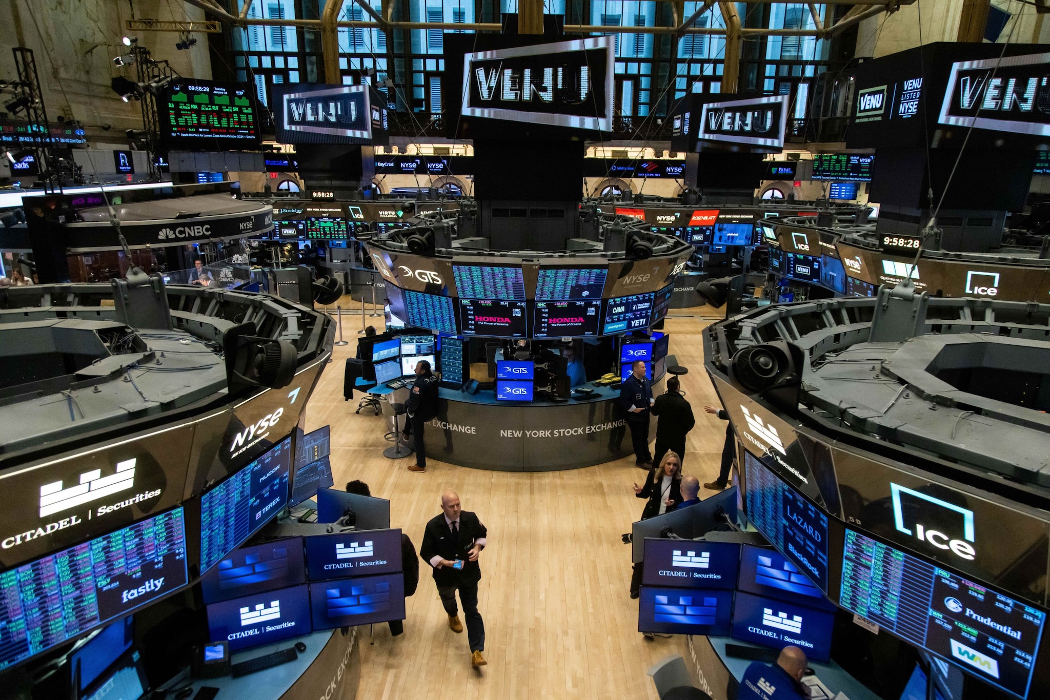 US Stock Market Highlights: S&P 500 closes lower as Tesla shares tumble, traders weigh Trump-Xi talk