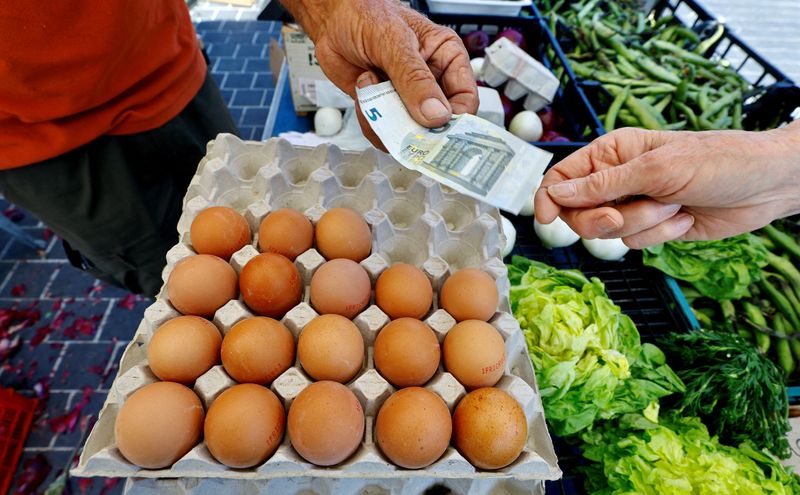 Euro zone inflation data points to uptick on slower energy price fall