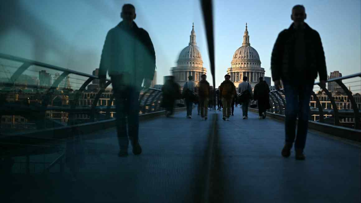 AI will lead one in four big UK businesses to cut staffing, research shows