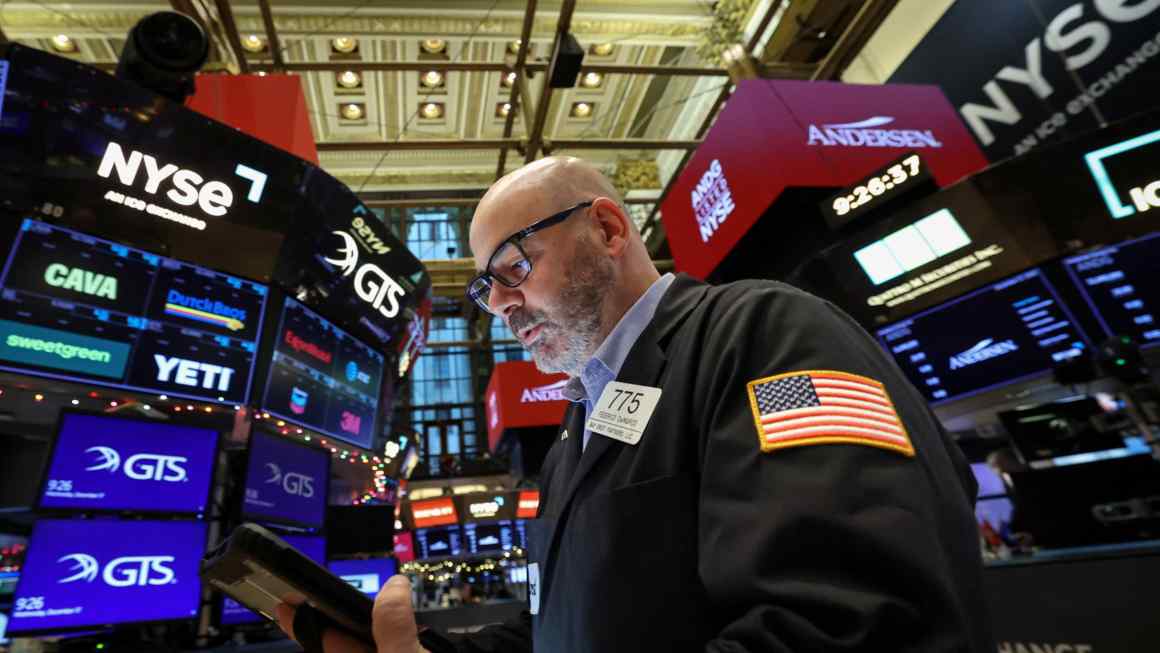 US tech stocks slide as Oracle data centre setback reignites AI concerns
