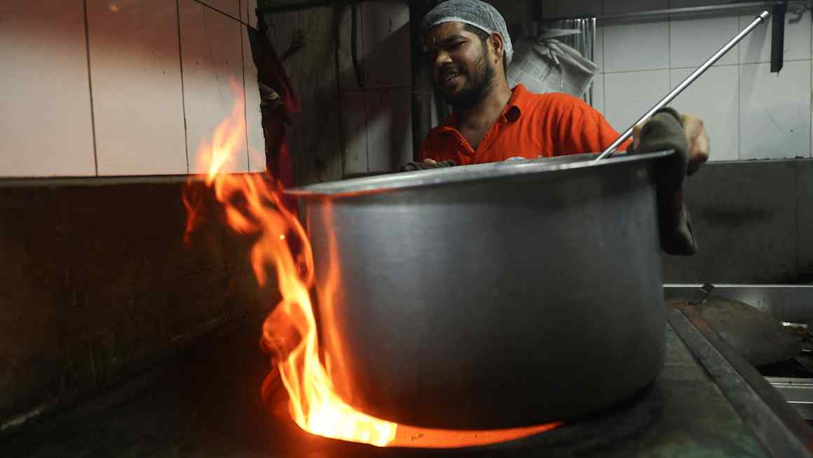 India’s restaurants stop deep frying food as gas crisis bites