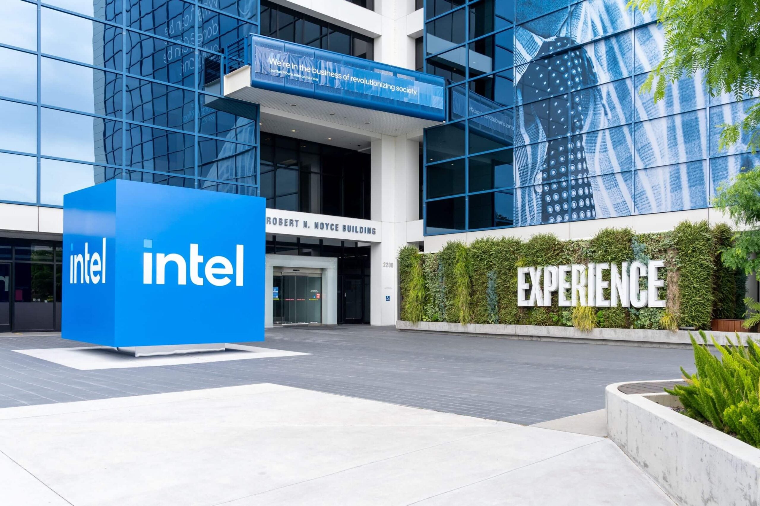 Intel (INTC) Stock Hits 25-Year High As Turnaround Takes Shape