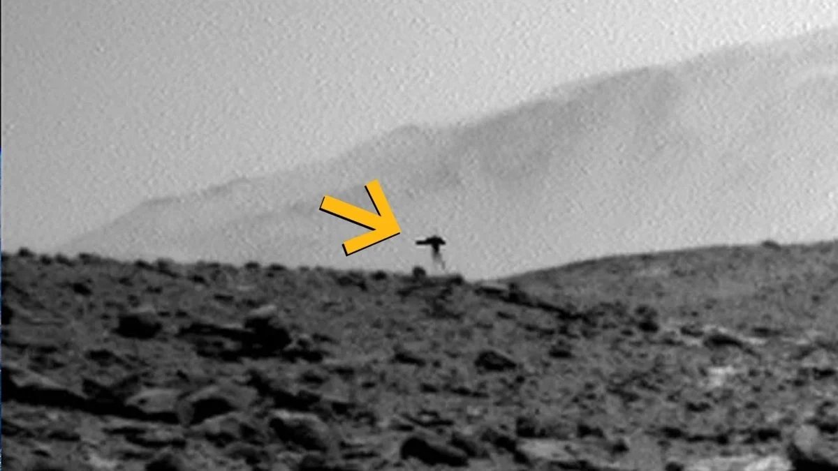 Curiosity captured a bizarre “combat tripod” on Mars
