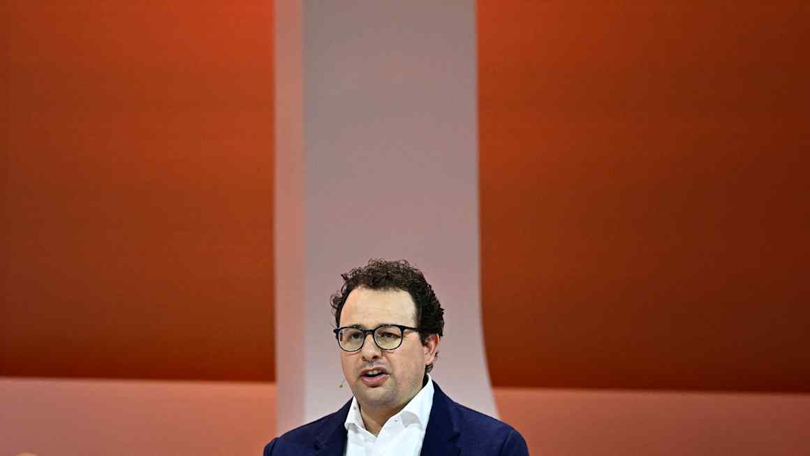 US tech stocks fall after big AI groups call for slowdown